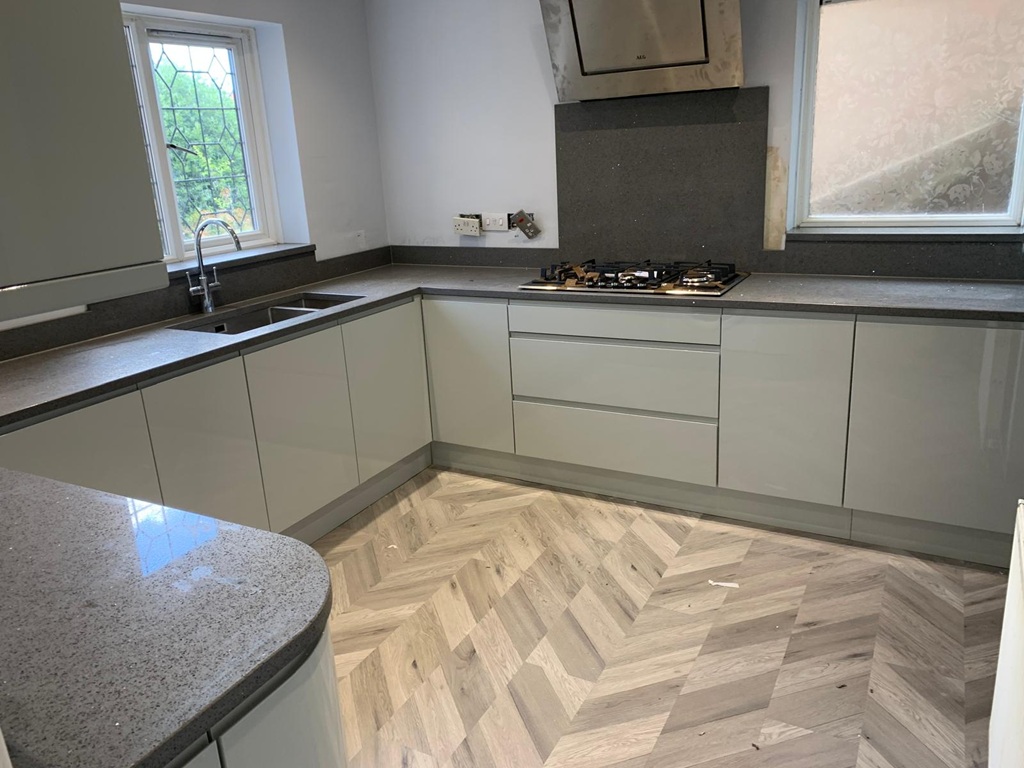 Brillo Gris Classic Quartz Stone Installed in Kitchen video Thumbnail